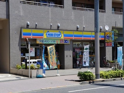 Convenience store. MINISTOP up (convenience store) 495m