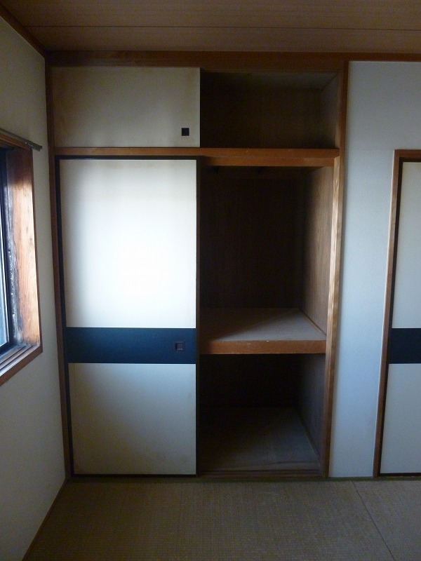 Receipt.  ◆ Japanese-style room is housed in the closet type ◆ Upper closet is also there with storage capacity up ◆ 