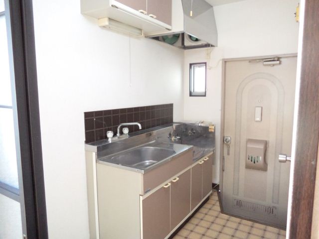 Kitchen. Two-burner gas stove can be installed