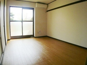 Living and room. It is a bright room on the south-facing