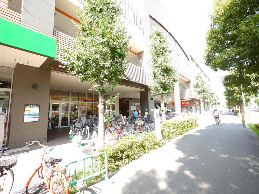 Supermarket. 644m until the Summit store Mi nano Bubaigawara shop