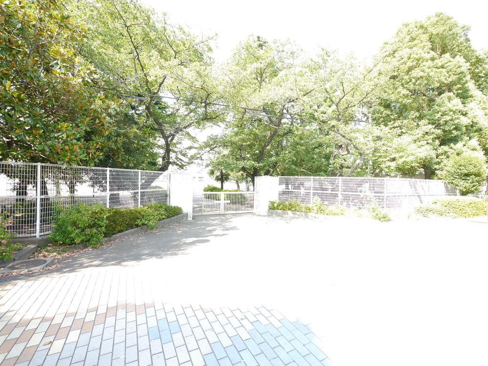 Primary school. 639m to Fuchu Municipal Fuchu third elementary school