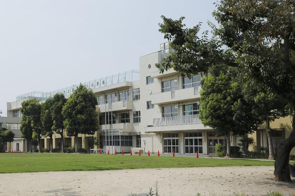 Primary school. 960m school designated school to Fuchu eighth elementary school