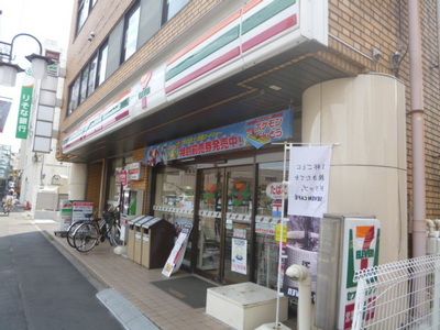 Convenience store. 250m to Seven-Eleven (convenience store)