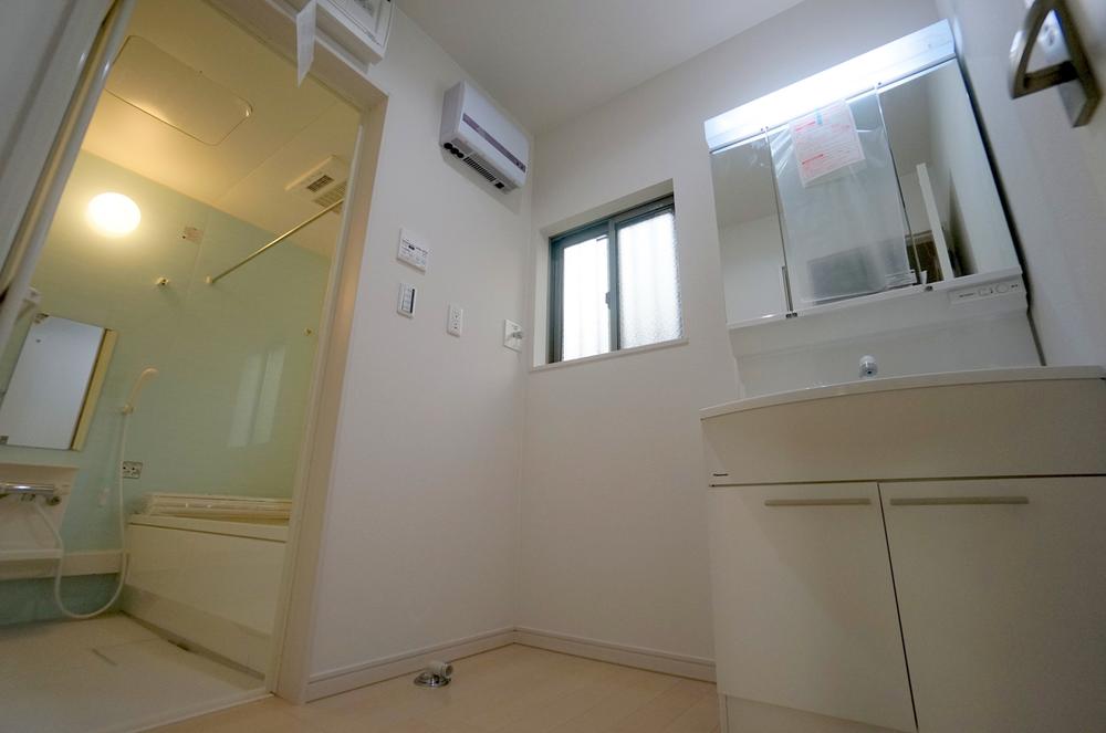 Wash basin, toilet. December 2013 shooting