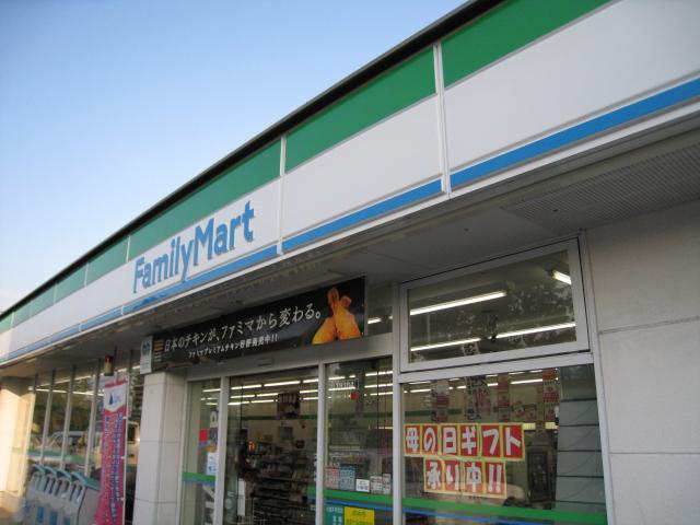 Convenience store. FamilyMart Office Middle East eight ways shop 1 minute walk (10m)