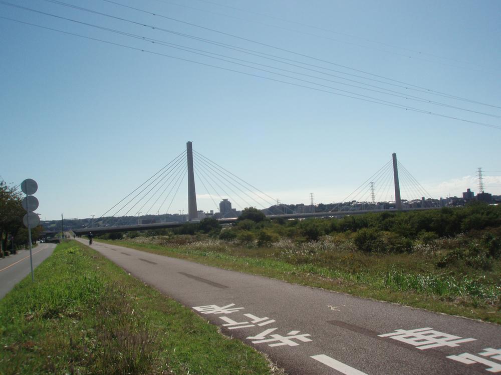 Other. Walk to the Tama River 3 minutes. Is a natural rich surrounding environment. 