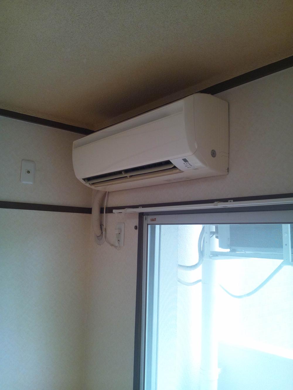 Cooling and heating ・ Air conditioning. Air conditioning is an aircraft standard equipment in the living room