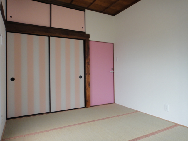 Living and room. Door rooms of large-format tatami (1.5 quire one) in the red purple