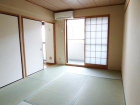 Living and room. Relax you relax in the bright Japanese-style room