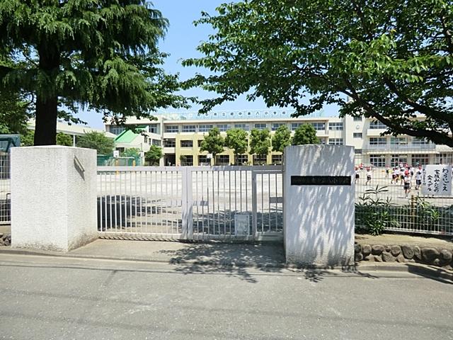 Primary school. 700m to Fuchu eighth elementary school