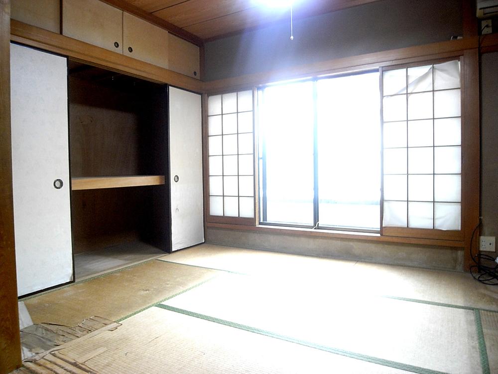 Non-living room. South of the Japanese-style room. Good per yang.