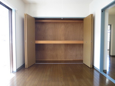 Other room space. It is a large-capacity storage with a Western-style.