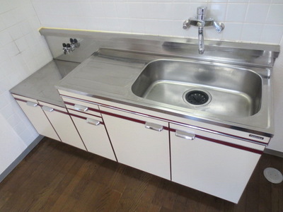 Kitchen. It is convenient to the sink is wide.