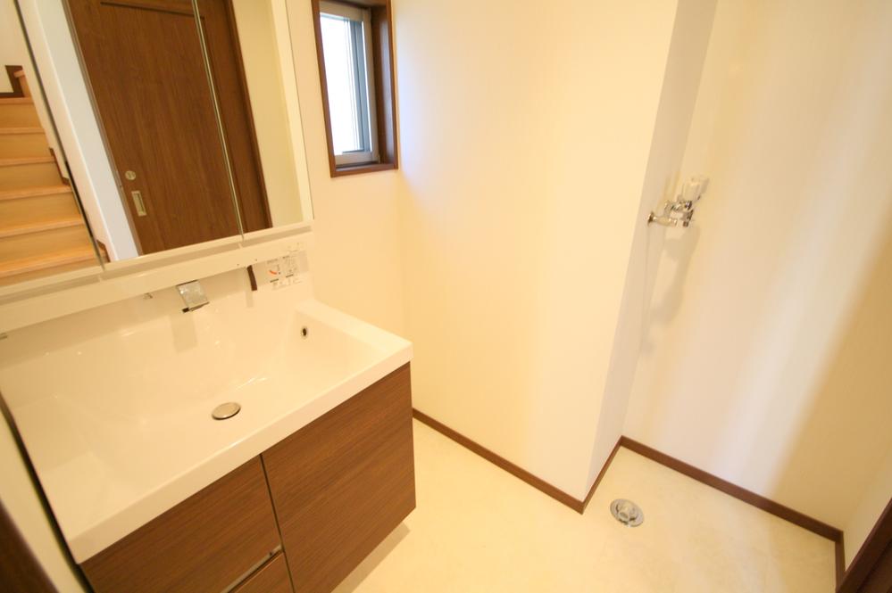 Wash basin, toilet. Local (11 May 2013) Shooting