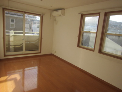 Other room space. Since it is a corner room has two windows ・ It is also good ventilation