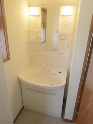 Washroom. Wash basin equipped independent ・ Cleaning La because it is with shampoo dresser