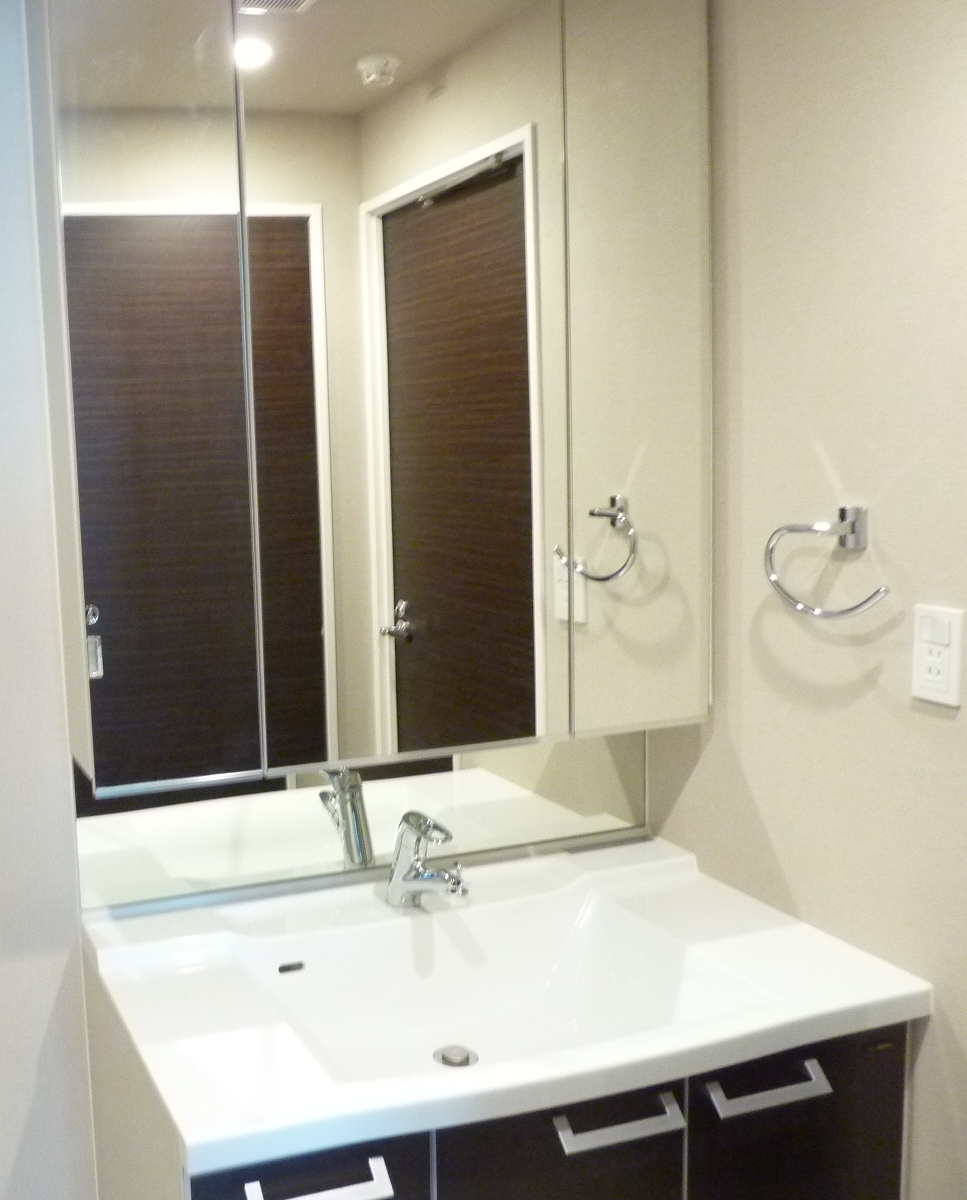 Washroom. Three-sided mirror with separate wash basin.  ・