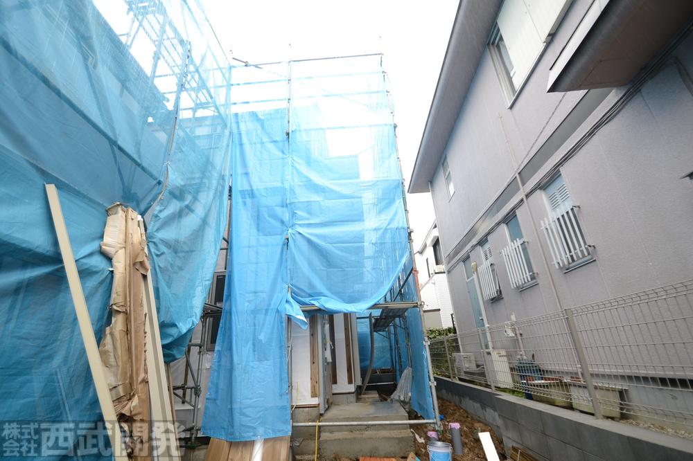 Local photos, including front road. Local (10 May 2013) Shooting Building 2