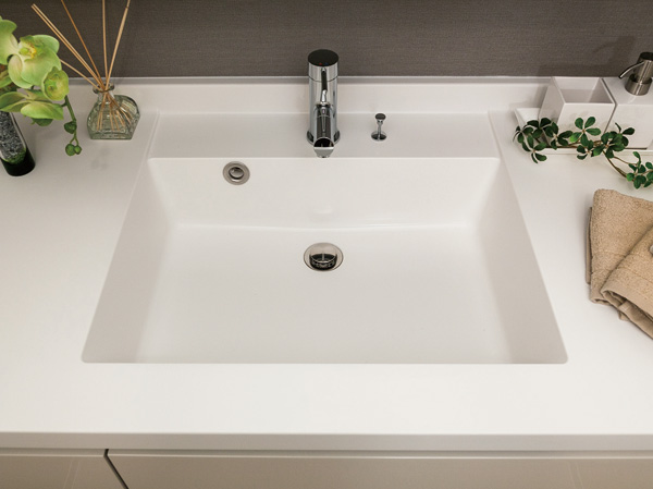 Bathing-wash room.  [Large square bowl of artificial marble] Because integrated counter and the bowl is a seamless, Clean easy to just wipe quickly. In addition, since a square can be used as widely clean up the four corners. The vanity faucet, Adopt a type that draw the spout. It is also useful when you cleaning.