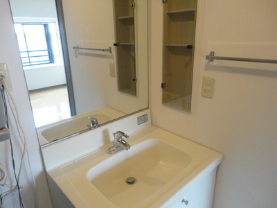 Washroom. Independent wash basin!