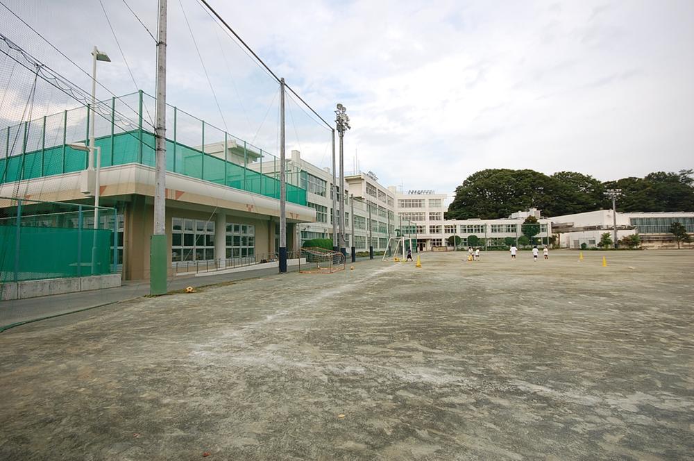 Junior high school. Fussa 1800m to stand the second junior high school