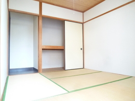 Living and room. Japanese-style room (the same property reference photograph)