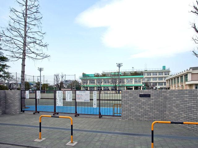 Primary school. Fussa stand up to the second elementary school 280m