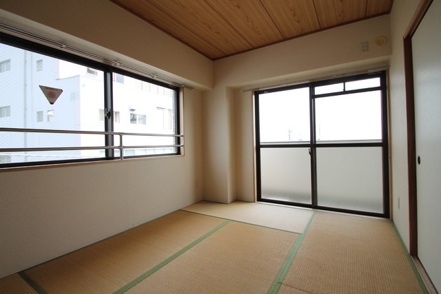 Living and room. Healing of Japanese-style room! Day pat two sides lighting! 