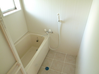 Bath. Bathroom that can be ventilated if there is a window