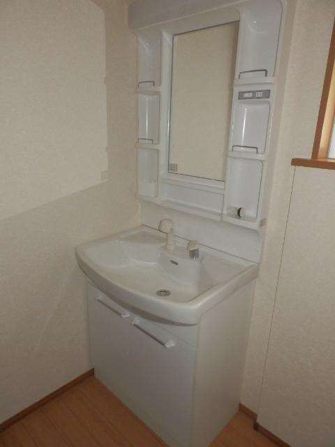 Wash basin, toilet. 1 Building 