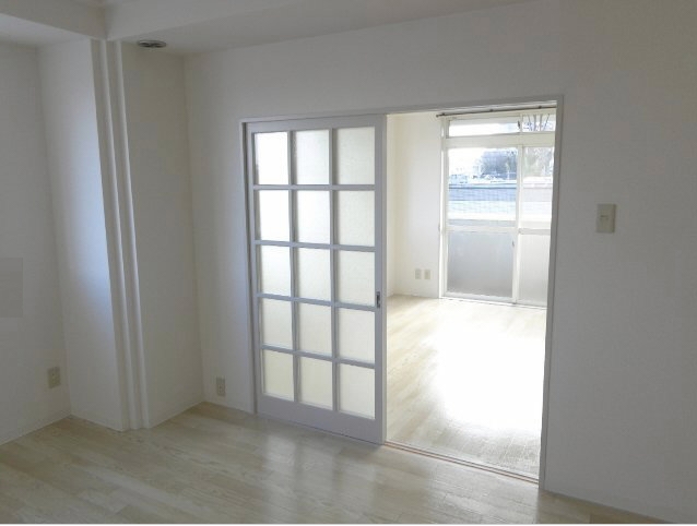 Living and room. You can comfortably live in bright LDK in with bay window.