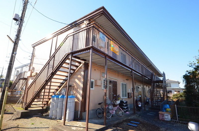 Building appearance. When viewed from the entrance side