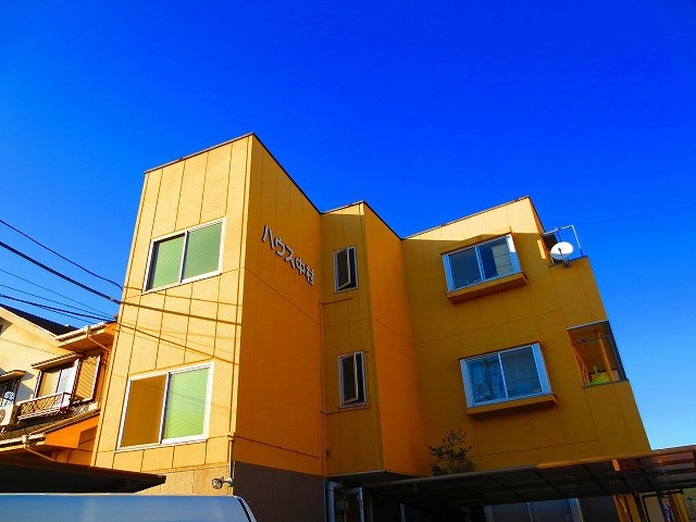 Building appearance. Complete photo