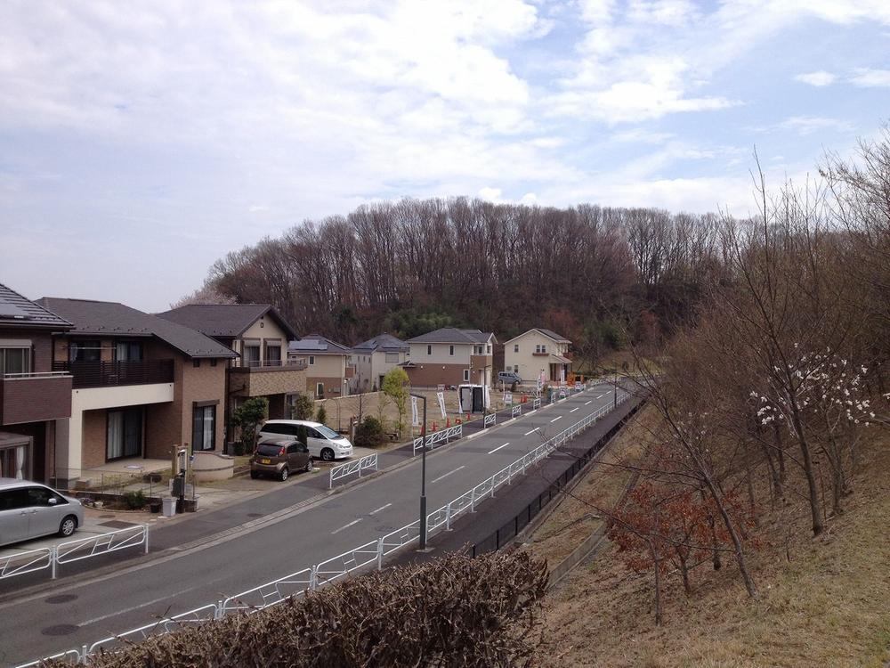 Local photos, including front road. Hachioji Minamino development subdivision of a large compartment in the organized areas of. It is very recommended to life lined with a clean house. 