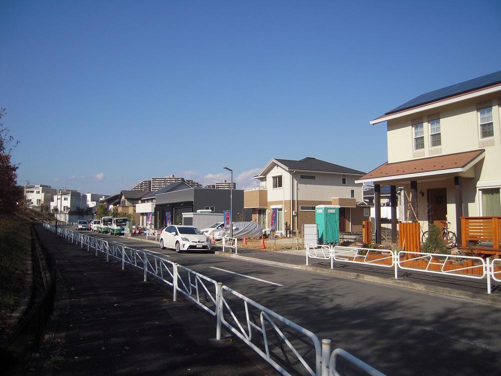Clean development subdivision with new houses lined. Also good day in the south road. And good living environment there is also Utsunuki park is next to. 
