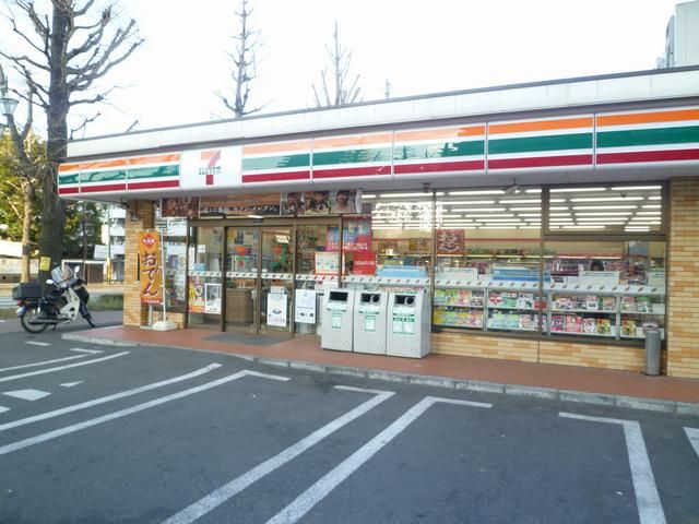 Convenience store. 710m to Seven-Eleven (convenience store)