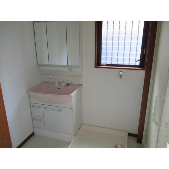 Wash basin, toilet