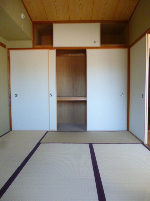 Living and room. Japanese-style room is housed plenty with the upper closet. Click here for any ceiling increase