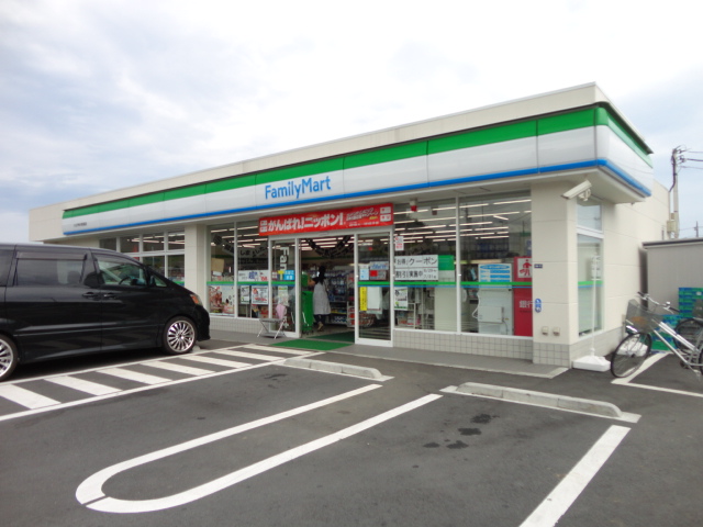 Convenience store. 775m to Family Mart (convenience store)