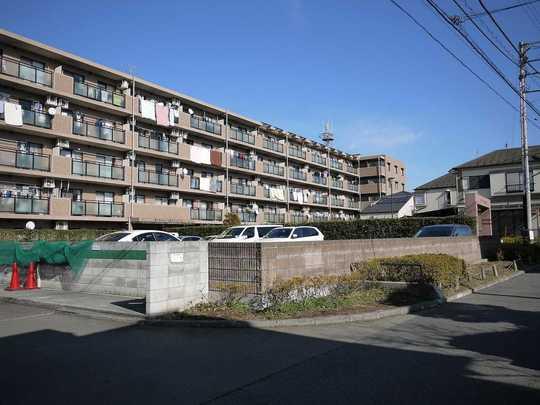 Local appearance photo. In the apartment, surrounded by greenery is an environment that was also suitable for raising children. Heisei renovated in 23 years.