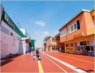 Shopping centre. 1200m to the green walk Tama (shopping center)