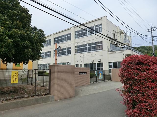 Primary school. 305m to Hachioji City Yoshiki East Elementary School