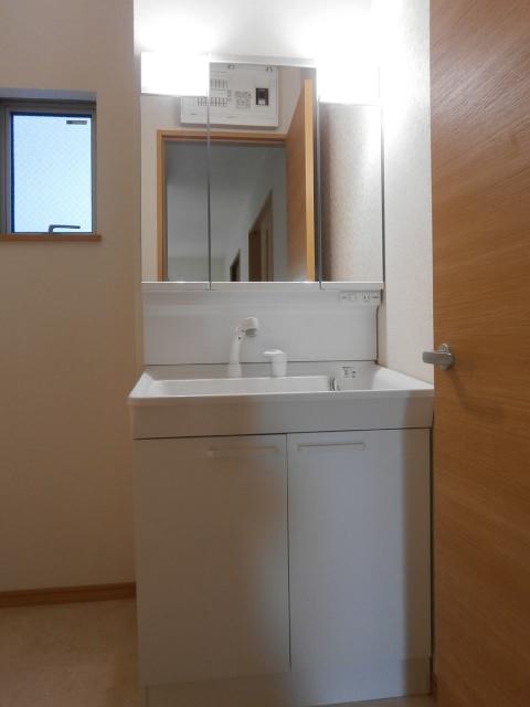 Wash basin, toilet. 1 Building Shampoo three-sided mirror vanity with dresser
