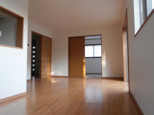 Living. Building 2 In a wider space to open the Japanese-style room, which is continuous with the living