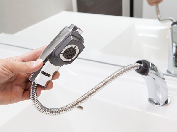 Bathing-wash room.  [Head pullout shower faucet] After that can bowl cleaning of pulling the spout part, Also it has a convenient shower faucet to shampoo.