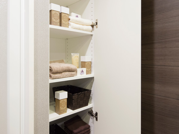 Bathing-wash room.  [Linen cabinet] It comes standard with a convenient linen warehouse for storage of towels in the powder room.