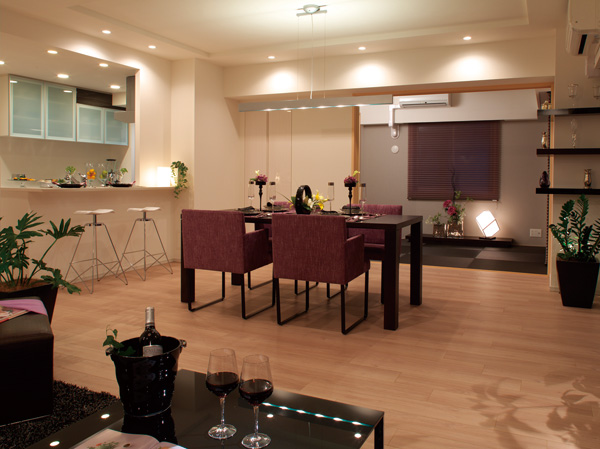 Interior.  [living ・ dining] Even while enjoying a private time, I also want to cherish time with family. In a space that is filled with warm air, Sincerely Yasuragu. Aimed at space development that family gather with nature, As the center of life, It was an appropriate planning.