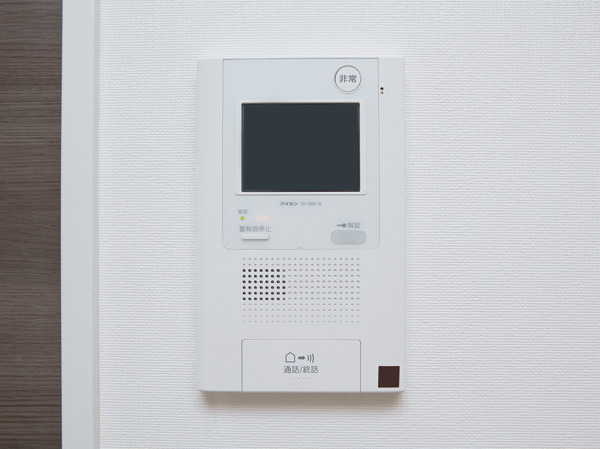 Security.  [Intercom with color monitor] In the installed intercom with color monitor in the living room of each dwelling unit, It will be able to unlock from to check the visitors in the image and sound. (Same specifications)