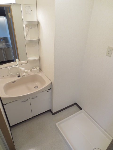 Washroom. Wide shower dresser washbasin ・ Washing machine in the room